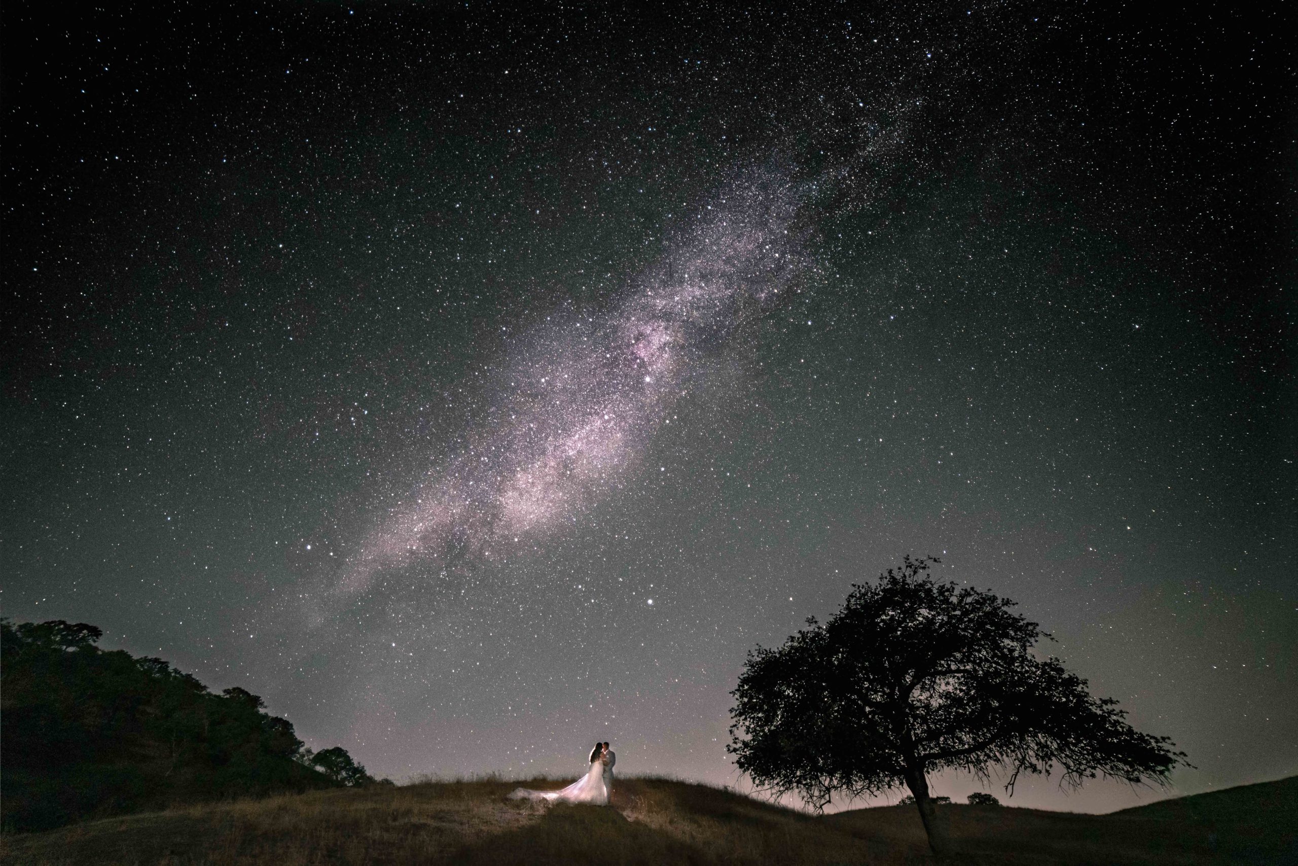 Wedding couple astrophotography wedding beneath the milky way stars
